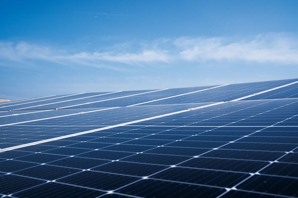 Telhado com painéis solares e isolamento térmico